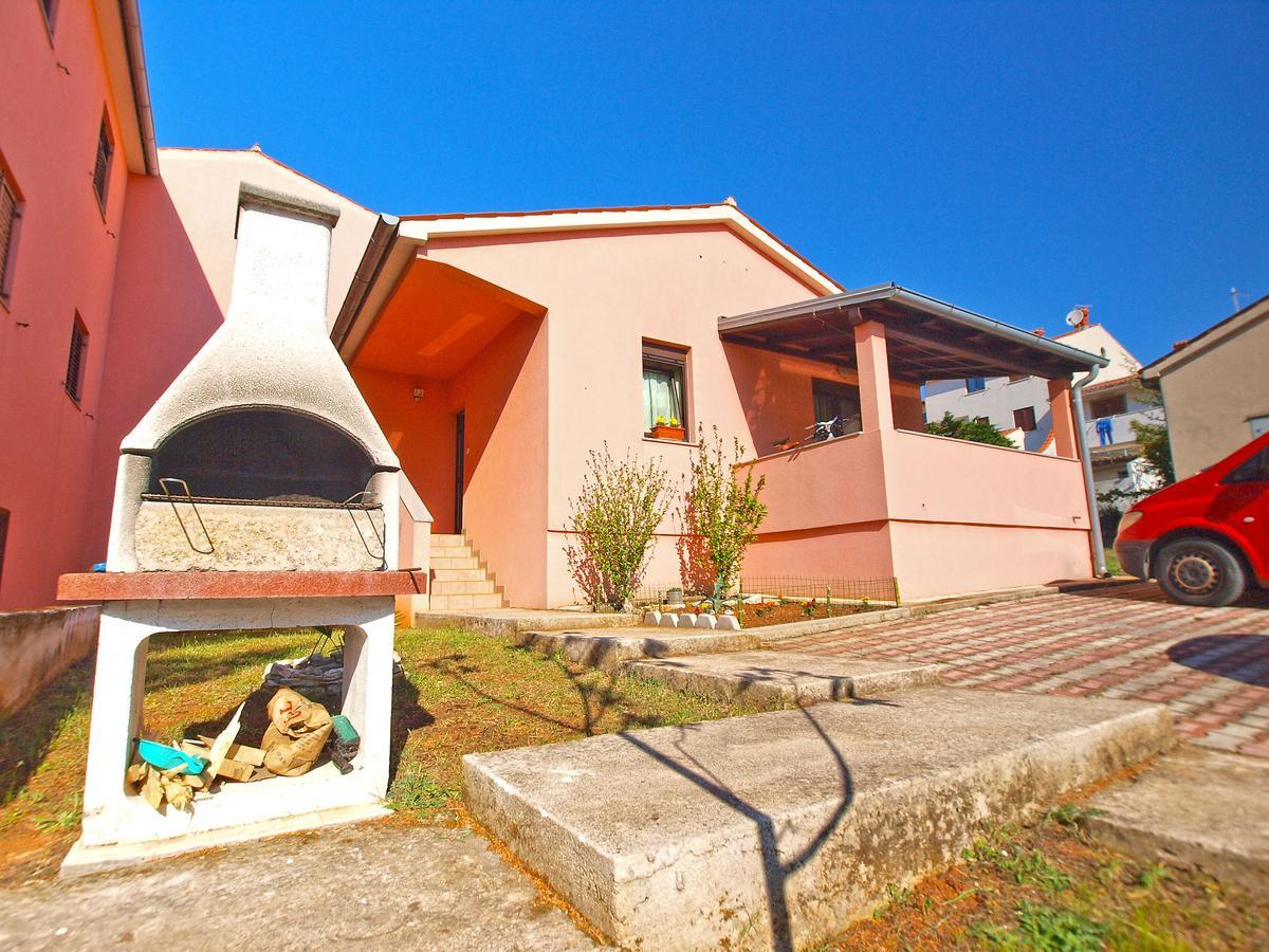 Apartments Sandra 1335 Pula Exterior photo